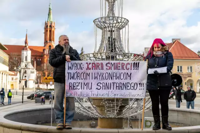 Protest antyszczepionkowców na Rynku Kościuszki w Białymstoku w sobotę 15 stycznia 2022 roku