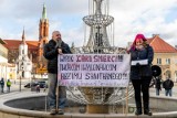 Białystok. Protest przeciwko segregacji sanitarnej i w obronie swobód obywatelskich na Rynku Kościuszki. Demonstrowali antyszczepionkowcy 