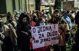 Manifestacje „Ani jednej więcej” ku pamięci zmarłej w Pszczynie ciężarnej 30-latki [FOTORELACJA Z RZESZOWA]