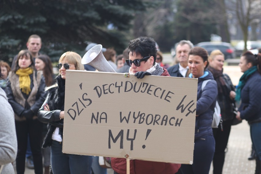 Protest w Bytomiu przeciwko zmianom w siatce szkół