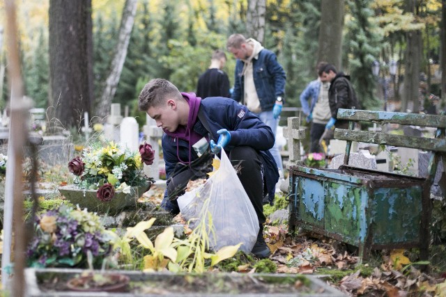 Uczniowie z Bursy Szkolnej w Słupsku wraz z wychowawcą Andrzejem Jażdżewskim porządkowali groby dzieci na starym cmentarzu w Słupsku. To wolontariusze z klubu &bdquo;Radość Serca&rdquo;.