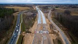 Budowa drogi S61 na odcinku Ełk Południe-Wysokie. Tym fragmentem trasy Via Baltica kierowcy mają pojechać jeszcze przed wakacjami 2023
