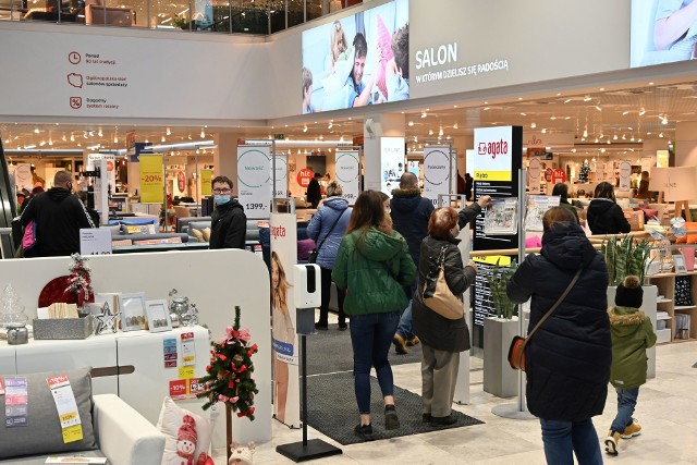 Prawdziwe tłumy odwiedziły w sobotę, 28 listopada, salon Agata Meble w Kielcach. Na parkingu przed sklepem trudno było szukać wolnego miejsca, a w sklepie było mnóstwo klientów. Wygląda na to, że wszyscy z utęsknieniem czekali na jego ponowne otwarcie. Zobaczcie na zdjęciach jak to wyglądało