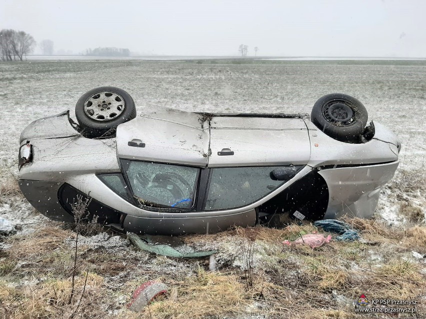 Gostkowo. Dachowanie audi na trasie Przasnysz - Wężewo. Samochód uległ niemal całkowitemu zniszczeniu, 14.02.2020