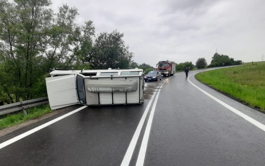 Na drodze krajowej nr 28 koło Birczy kierowca nissana z przyczepką przewrócił samochód [ZDJĘCIA]