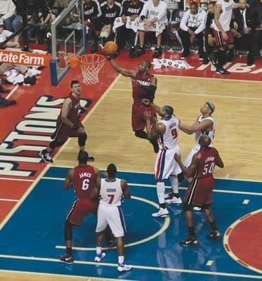 Zawodnik Miami Heat Dwyane Wade (przy piłce) w efektownej akcji w meczu z Detroit Pistons Fot. PAP/EPA
