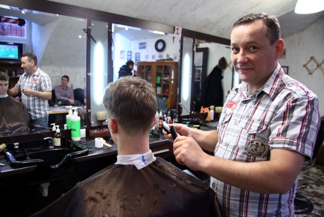 - Ciągle potrzebuję osoby do pracy. Jeśli się sprawdzi, zatrudnię ją od ręki - deklaruje lubelski fryzjer Michał Lipski.