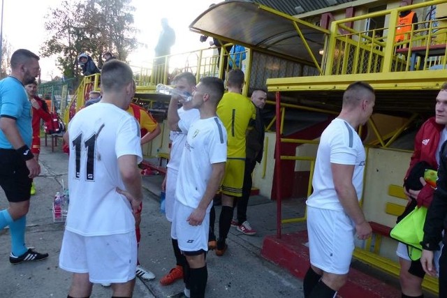 Piłkarze Olimpii Pogoń Staszów sobotni mecz w Busku zadedykują Karolowi Wołowcowi, który na treningu doznał poważnej kontuzji.