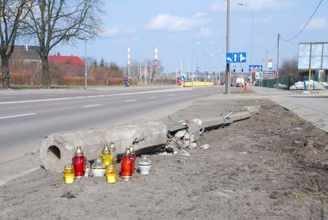 Po wypadku przy Poleskiej na miejscu tragedii zapłonęły znicze