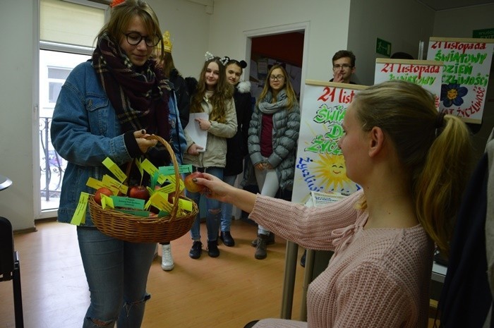 Nowy Sączu. Dziś Dzień Życzliwości i Pozdrowień przypominają uczniowie „trójki” 