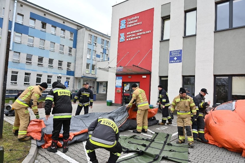 W Kielcach stanął szpital polowy dla zarażonych koronawirusem [ZDJĘCIA, WIDEO]