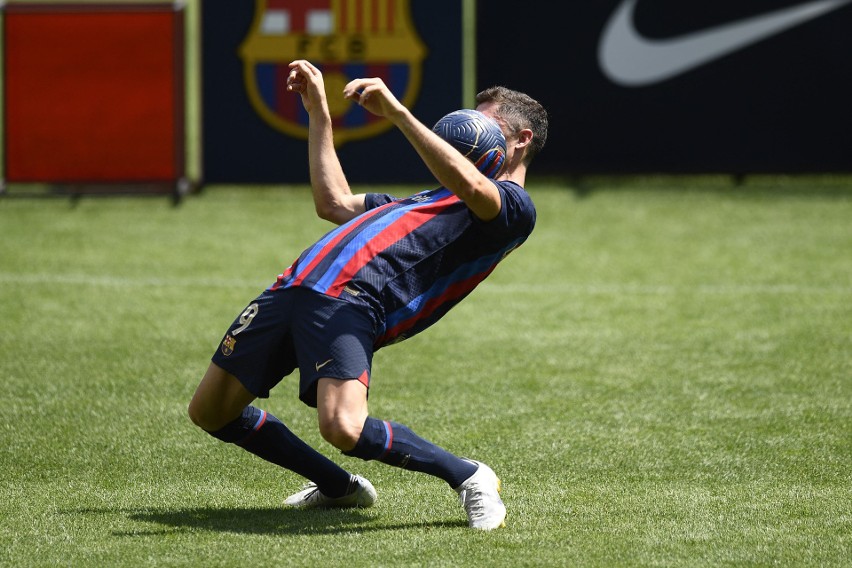 Robert Lewandowski powitany na Camp Nou! Z „dziewiątką” na plecach