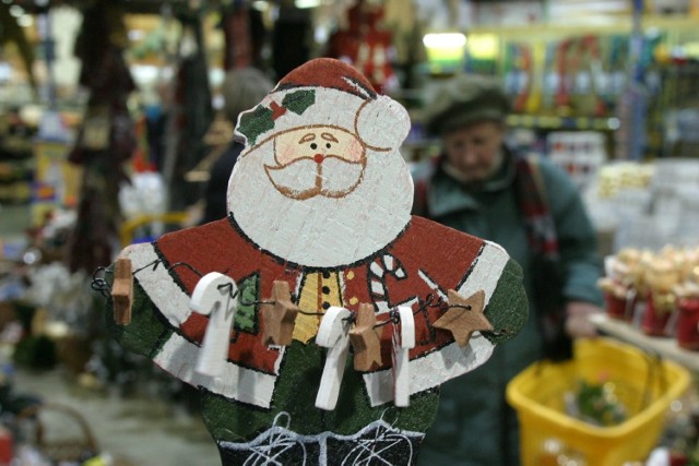 - Nie ma się co dziwić. Znicze w sklepach zaczęły się masowo pojawiać około 15 sierpnia, to i czas na świąteczne, bożonarodzeniowe gadżety - śmieje się Łukasz  Bogucki, który tydzień temu uwiecznił  na zdjęciu kalendarze adwentowe rozłożone na półkach jednego z gdańskich supermarketów. - Po 1 listopada zacznę się już chyba rozglądać za czekoladowymi zajączkami wielkanocnymi.Szokować może jednak nie tylko sklepowy asortyment. W telewizji także można się już nadziać na reklamy czekolad, pałaszowane przy choince w towarzystwie świętego, który nadleciał dzięki oddanym reniferom. - Dziwne, że nie oglądamy jeszcze Mikołaja popijającego colę. Coś w tym roku się ociągają - mówi rozbawiony pan Łukasz.