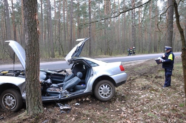 Poważnie rannego mężczyznę z miejsca wypadku zabrał śmigłowiec Lotniczego Pogotowia Ratunkowego. Wyszkowscy policjanci wyjaśniają okoliczności tego wypadku.