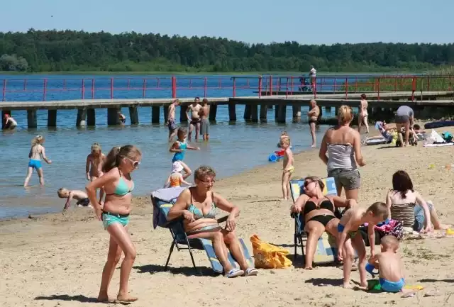 Jezioro Głębokie jest chętnie odwiedzane przez plażowiczów i miłośników sportów wodnych.