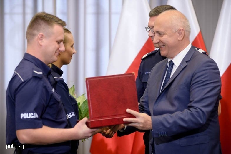 Lubelscy policjanci nagrodzeni za ratowanie lokatorów z płonącego mieszkania