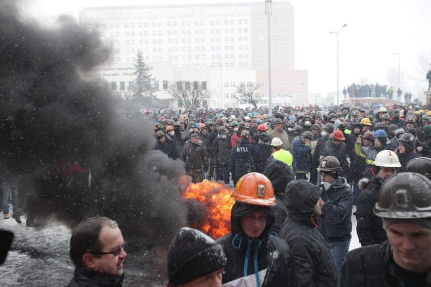 Strajk JSW: Bitwa górników z policją przed siedzibą JSW