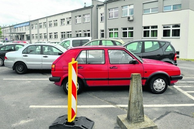 Parking przed szpitalem jest zbyt mały, aby obsłużyć wszystkie samochody.