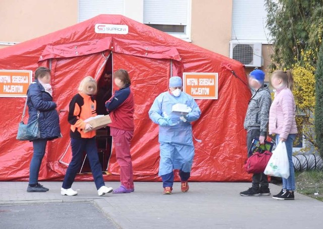 Szpital w Nowej Soli przestrzega wszelkich reguł bezpieczeństwa, ale apeluje do pacjentów, którzy chcieliby ustalić nowe terminy przyjęcia lub wizyty, aby nie przychodzili do lecznicy. To grozi zakażeniem koronawirusem.