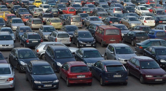 Na parkingach przed centrami handlowymi trudno było znaleźć wolne miejsce..