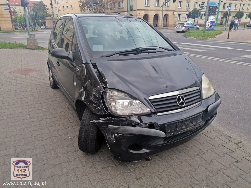 Kolizja na hotelowcu w Tychach. Żaden z kierowców nie...