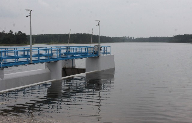 Zalew Jagodno jest jednym z najpiękniejszych zbiornik&oacute;w wodnych w regionie radomskim. Od tego sezonu ze zbiornika będzie można szerzej korzystać, będzie można na nim pływać na przykład motor&oacute;wkami.