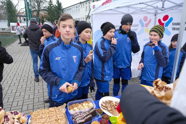 Pomorzanin Toruń zorganizował sportowe Mikołajki dla swoich adeptów. W niedzielę młodzi zawodnicy mieli okazję zarówno zagrać towarzyski mecz, jak i skosztować przygotowanych na tę okazję ciast. Nie zabrakło również spotkania ze Świętym Mikołajem.Zobacz zdjęcia z piłkarskich Mikołajek ->>>>>>Czytaj również:Półmaraton Świętych Mikołajów. Mamy dużo zdjęć ze startu i trasy!Wyjątkowe zdjęcia z Półmaratonu Świętych Mikołajów! Zobacz biegaczy na ujęciach z drona!