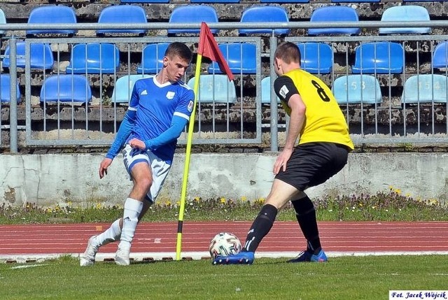 Podczas derbów w 2013 roku jeden z pseudokibiców podbiegł w kierunku sektora kibiców Kotwicy i używając łatwopalnego płynu oraz racy, podpalił flagę klubową rywali