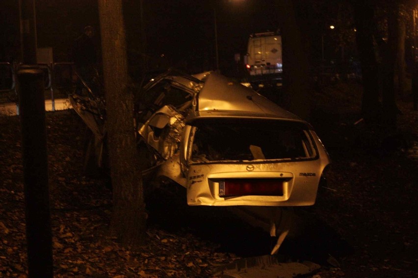 Wypadek na DK 78 w Zawierciu. Pijany kierowca wjechał do parku [ZDJĘCIA]