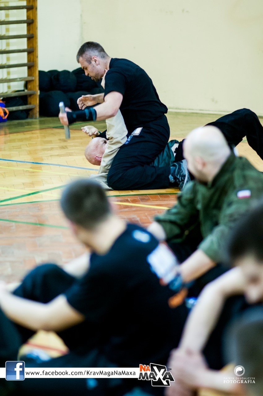 Jak obronić się przed nożownikiem? [PORADY SPECJALISTY KRAV MAGA]