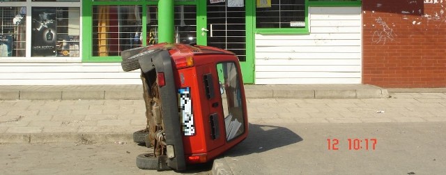 Samochód przewrócony na ul. Paca