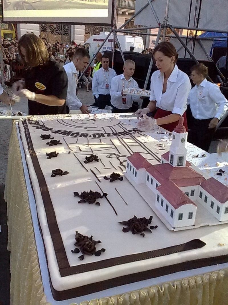 Miejski rynek otwarty! Tort pokrojony, w imprezie uczestniczą tłumy białostoczan! (2x zdjęcia)