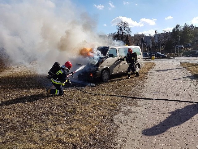  Strażacy gasili palącego się volkswagena T4.