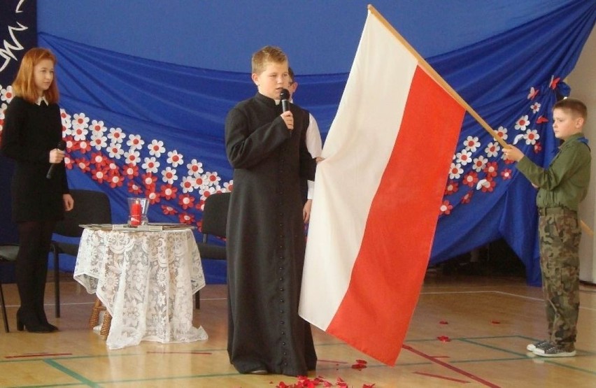 Pięknie uczciliśmy wielki jubileusz narodowy. Brawa dla dzieci z powiatu włoszczowskiego (DUŻO ZDJĘĆ)