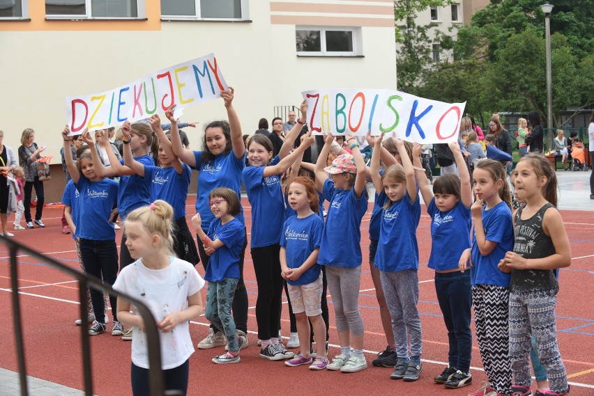 Uczniowie ZS nr 24 w Toruniu podczas otwarcia boiska....