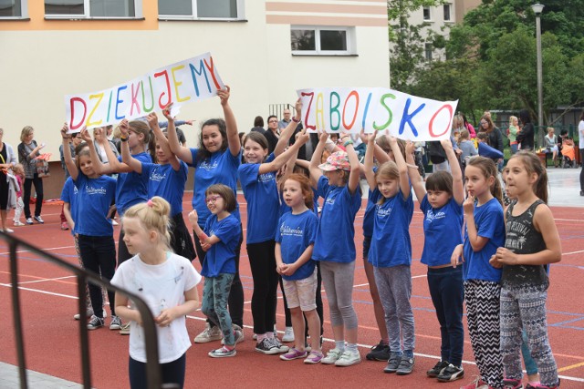 Uczniowie ZS nr 24 w Toruniu podczas otwarcia boiska. Powstało ono w ramach jednej z poprzednich edycji budżetu obywatelskiego.
