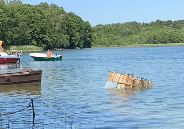 Kilka metrów od beczki, jak mówi nasz czytelnik, przebywało dużo ludzi korzystających z plaży i kąpiących się w jeziorze.