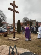W Kolnie, w parafii Św. Anny został ustawiony i poświęcony krzyż pandemiczny (zdjęcia) 