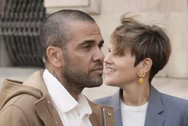 Dani Alves i jego mecenas Ines Guardiola po pierwszym przymusowym cotygodniowym stawiennictwie w sądzie w Barcelonie