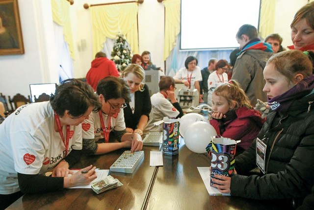 W Rzeszowie pieniądze z puszek wolontariuszy liczone były na bieżąco w sztabie w ratuszu.