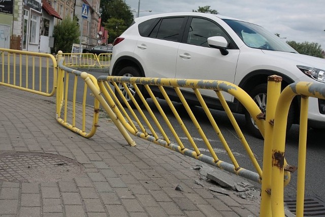 Samochód został wprasowany w barierki