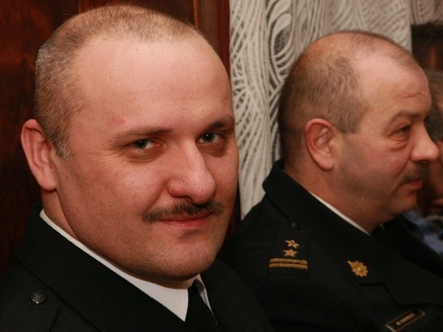 Mł. bryg. Lesław Gliński (z lewej) jest nowym zastępcą komendanta powiatowego straży bryg. Marka Harkota.