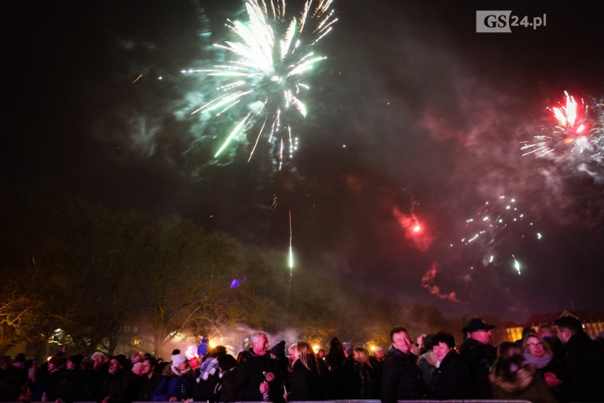 Sylwester w Szczecinie: Kolorowe fajerwerki rozbłysły nad miastem. Powitaliśmy Nowy Rok [ZDJĘCIA, WIDEO]