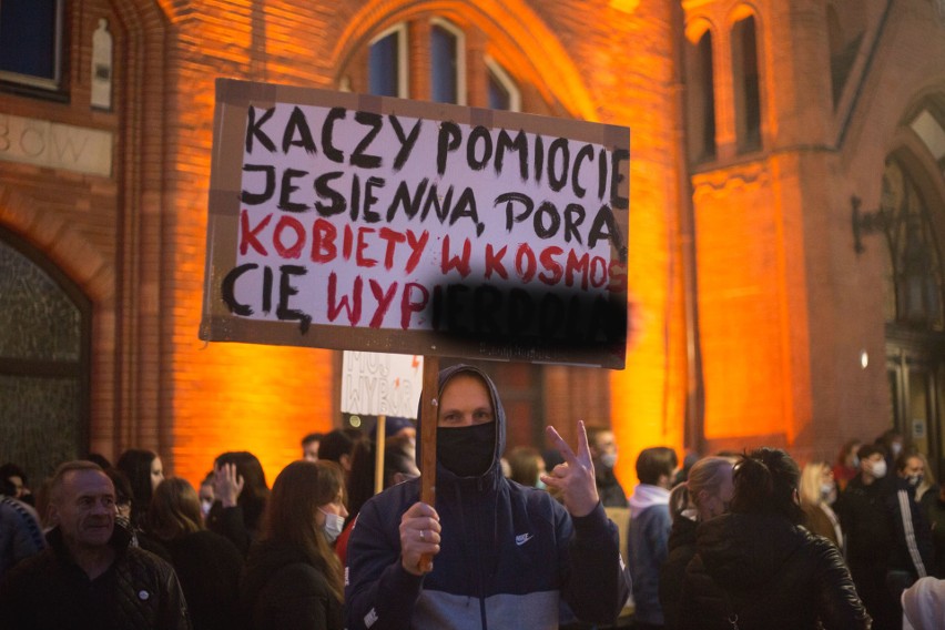 Środowy protest był największym w Słupsku przeciwko wyrokowi Trybunału Konstytucyjnego. Była kontrmanifestacja [ZDJĘCIA, WIDEO]