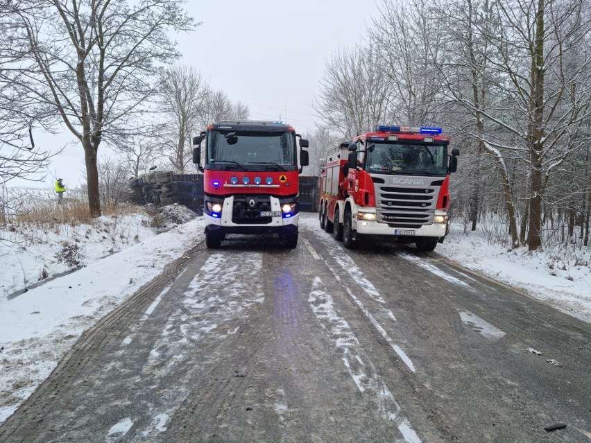 Poważny wypadek na DW 796 w Wysokiej. Droga jest całkowicie...