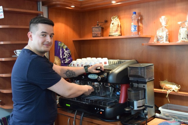 Emil Omasta w swojej kawiarni Smak Kawy i Herbaty. Więcej na kolejnych zdjęciach.