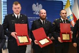 Strażacy z Sandomierza uratowali życie 60-latka na giełdzie. Wojewoda im podziękował