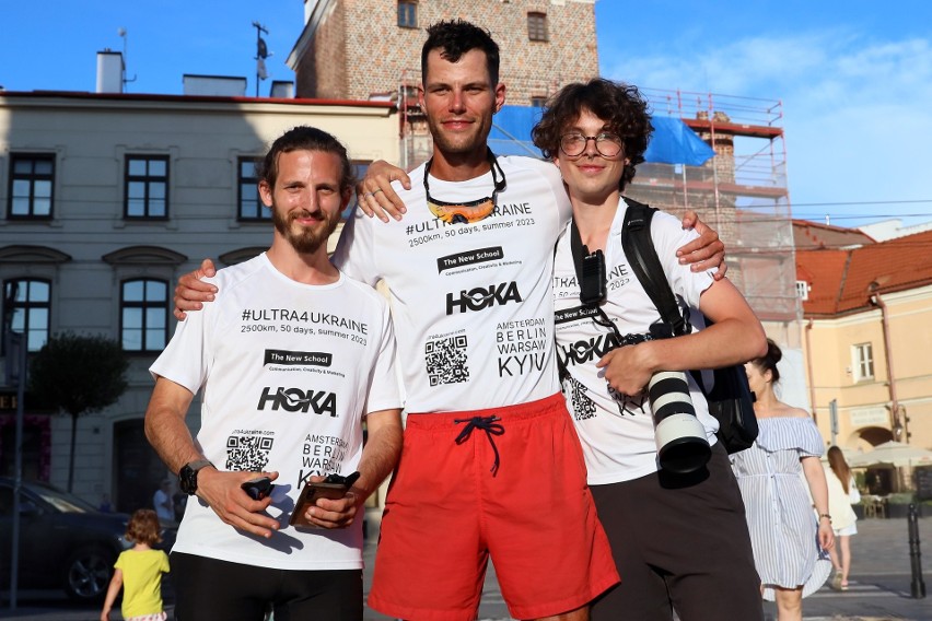 Biegnie 2500 km z Holandii do Kijowa. Charytatywny ultramaratończyk chce pomóc Ukrainie