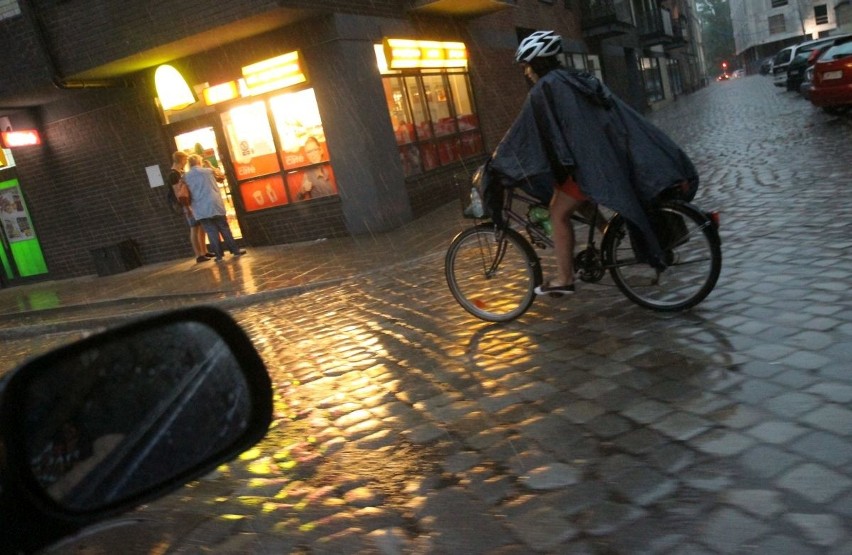 Burza i intensywne opady deszczu we Wrocławiu - sobota,...