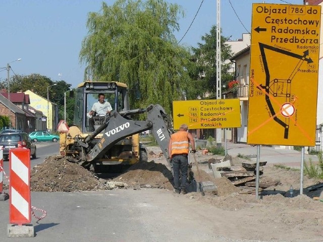 Oznakowanie informujące kierowców o objazdach przy skrzyżowaniu ulicy Partyzantów (droga 786) z ulicą 1 Maja we Włoszczowie.